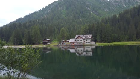 Panorámica-De-Una-Casa-Del-Lago-En-Las-Montañas