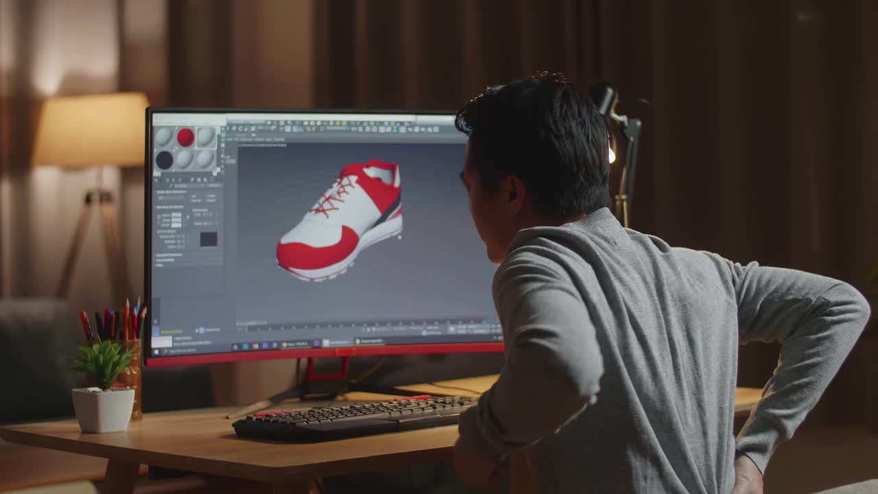 diseñador con dolor de espalda mientras trabajaba en un modelo de zapato 3d
