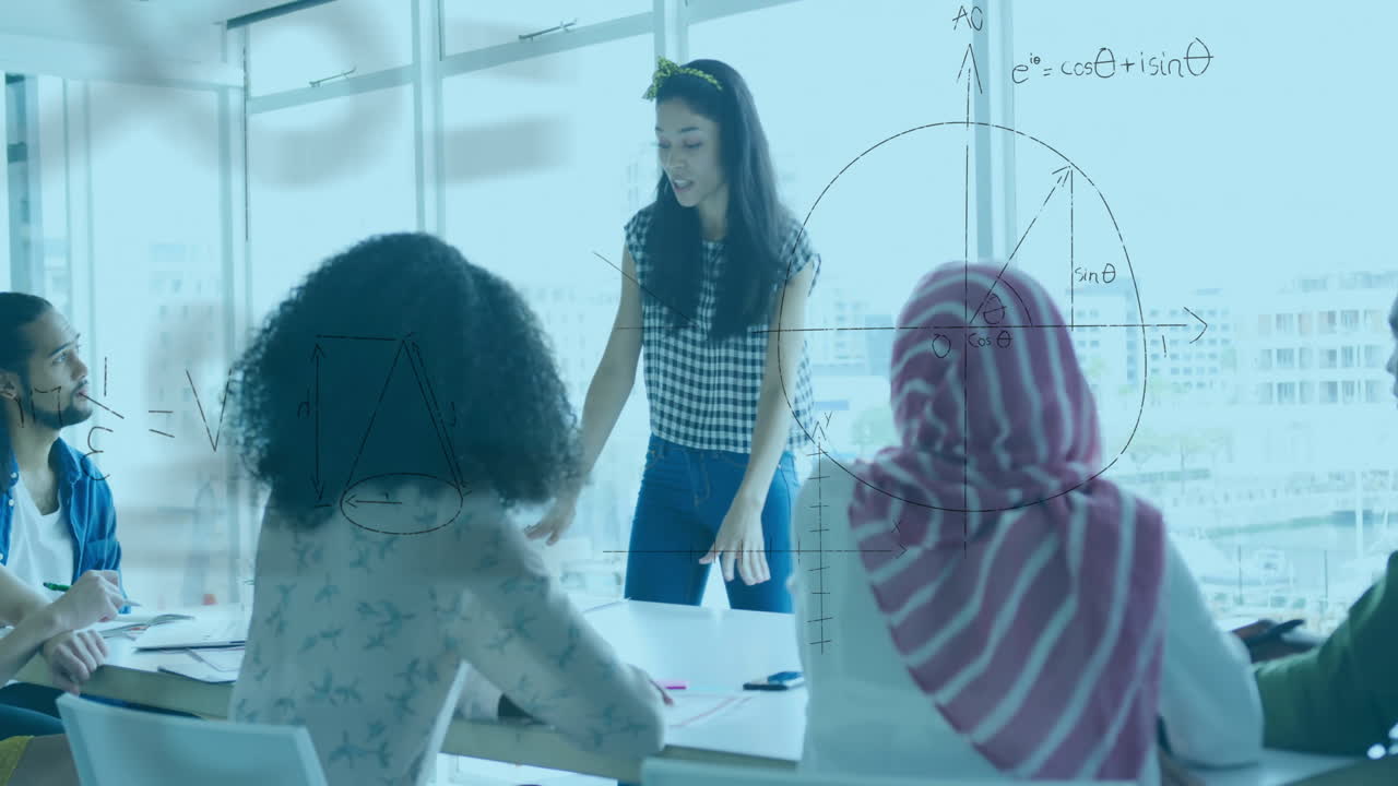 animación de ecuaciones matemáticas sobre diversas mujeres de negocios ocasionales y colegas en la reunión