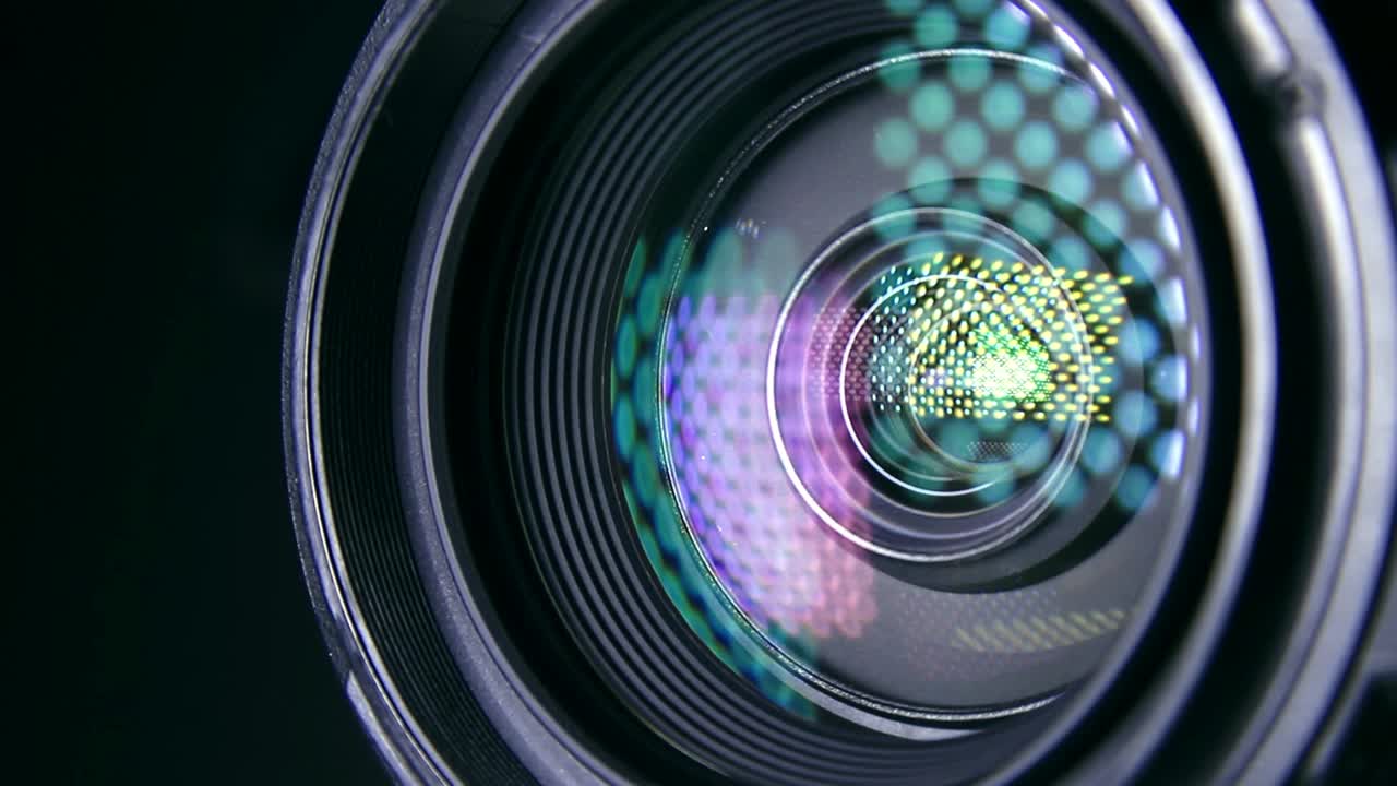 reflejo de la fuente de luz en la lente de una cámara de video-5