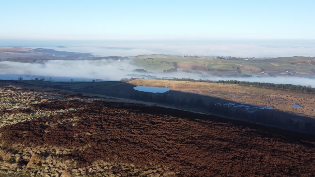 lancashire agricultura campo antena nublada brumoso valle páramos ladera órbita izquierda a través del paisaje