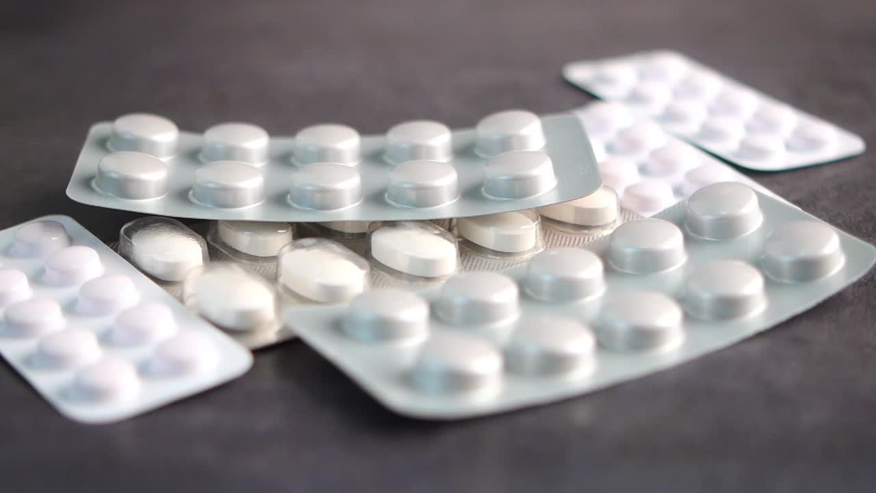 블리스터 패키지에 담긴 색 알약