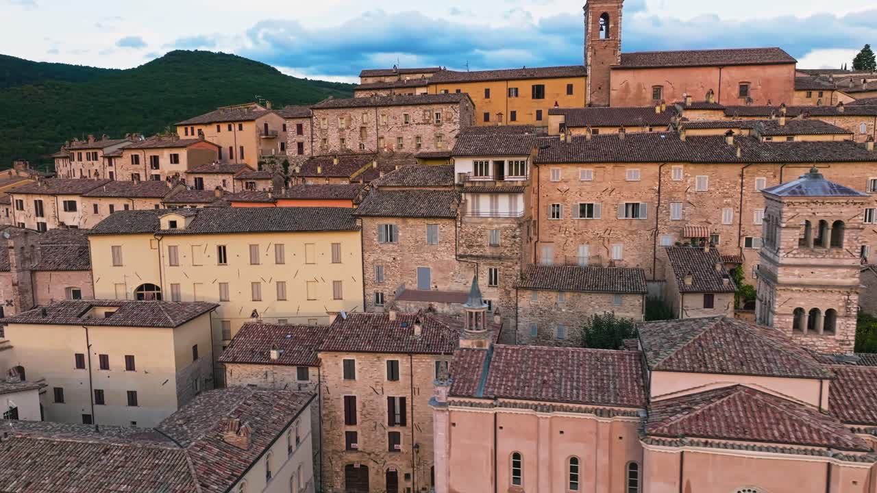 antiguas casas de piedra en el pueblo medieval de nocera umbra en la provincia de perugia, italia