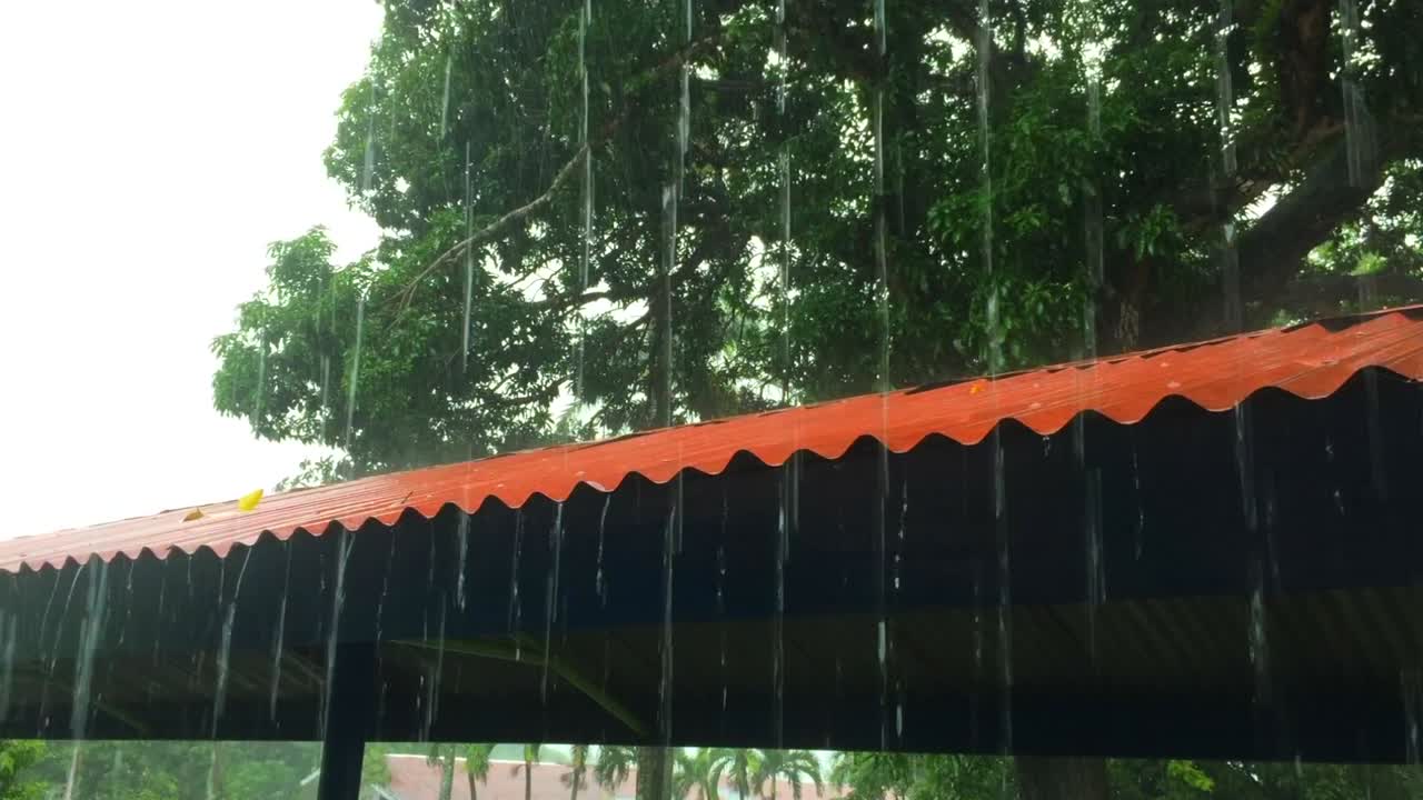 situación de lluvia después de dzuhur orar alrededor de la oficina aeropuerto internacional hasanuddin