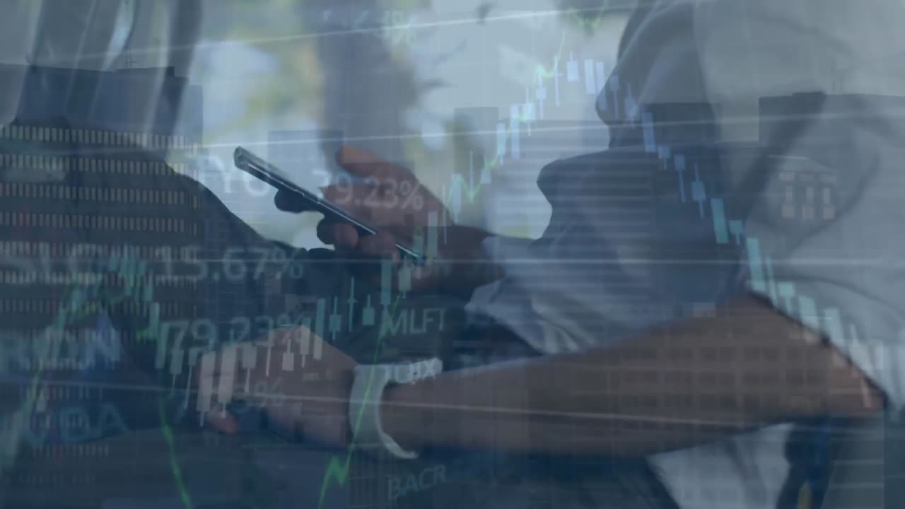 este video muestra a un viajero masculino usando un teléfono móvil mientras viaja en un autobús.