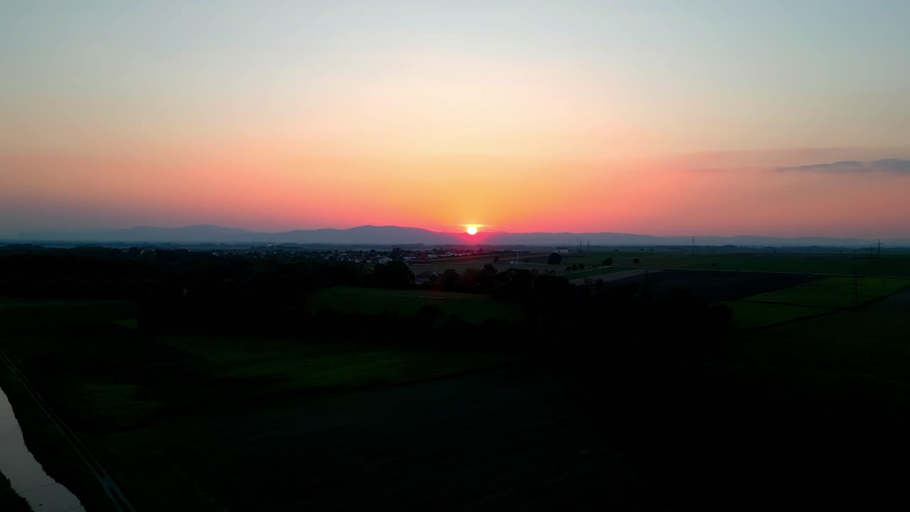 puesta de sol sobre un paisaje rural pintoresco - toma aérea de un avión no tripulado