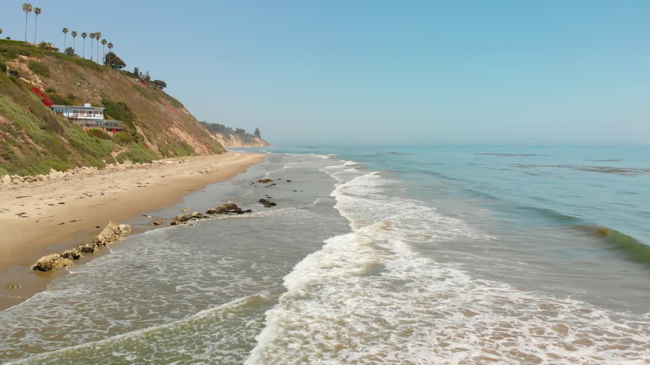 vistas aéreas de la costa y la costa cerca de santa barbara en el condado de ventura, california