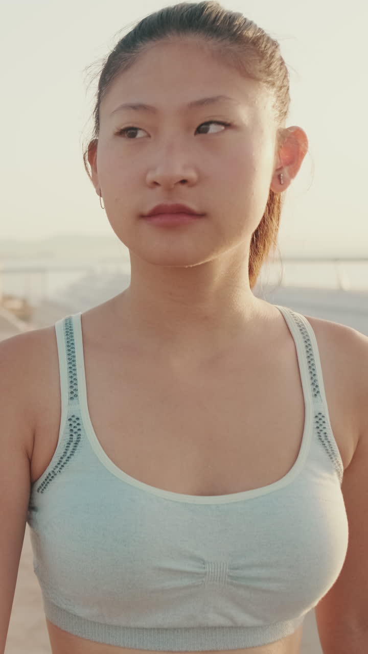 해변에서 젊은 여자의 초상화