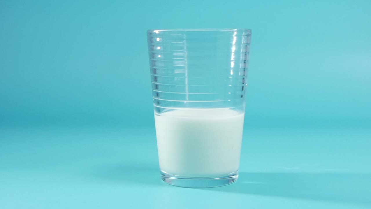 наливать молоко в стакан