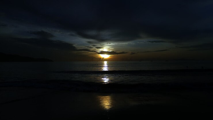 In piedi ad ammirare l'alba a Da Nang al mattino