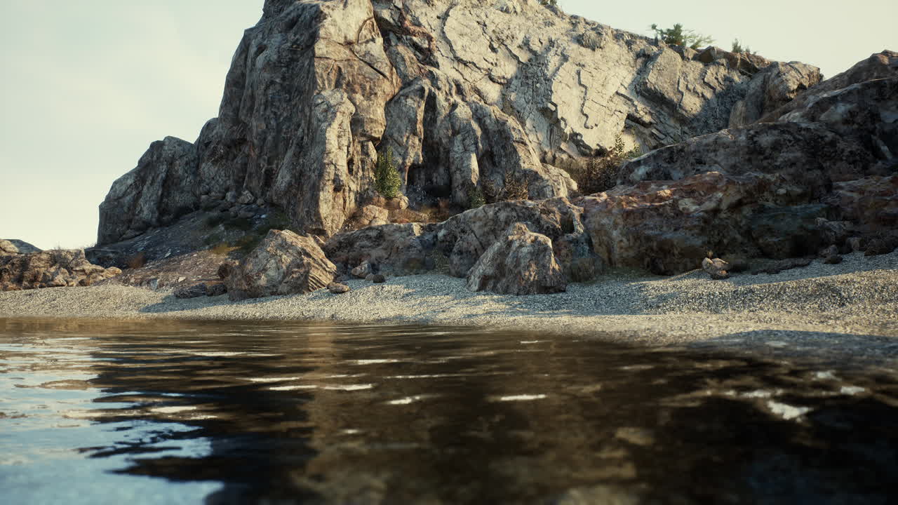 물 이 있는 해변 을 내려다보는 바위 절벽