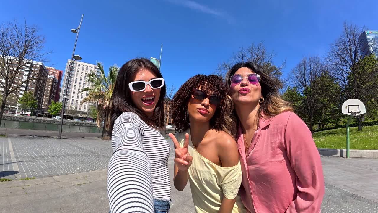 Grupo de mujeres haciéndose un selfie en la ciudad