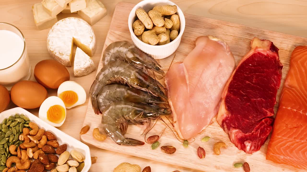 variedad de carnes, nueces y productos lácteos