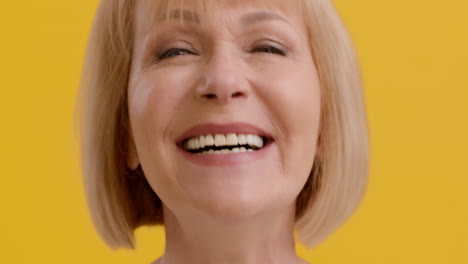 una mujer mayor sonriente.