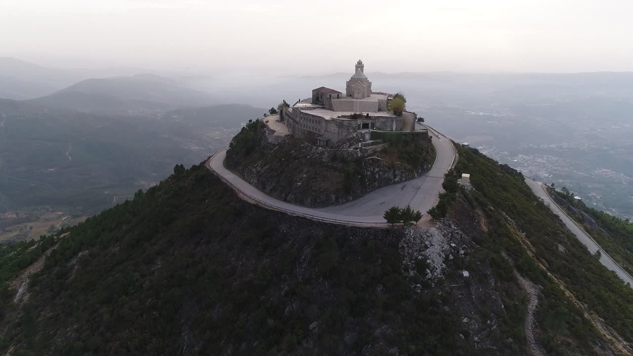 산 꼭대기 에 있는 교회. 산의 풍경 공중 사진