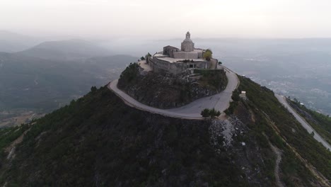 iglesia en la cima de la montaña. vista aérea del paisaje de la montaña