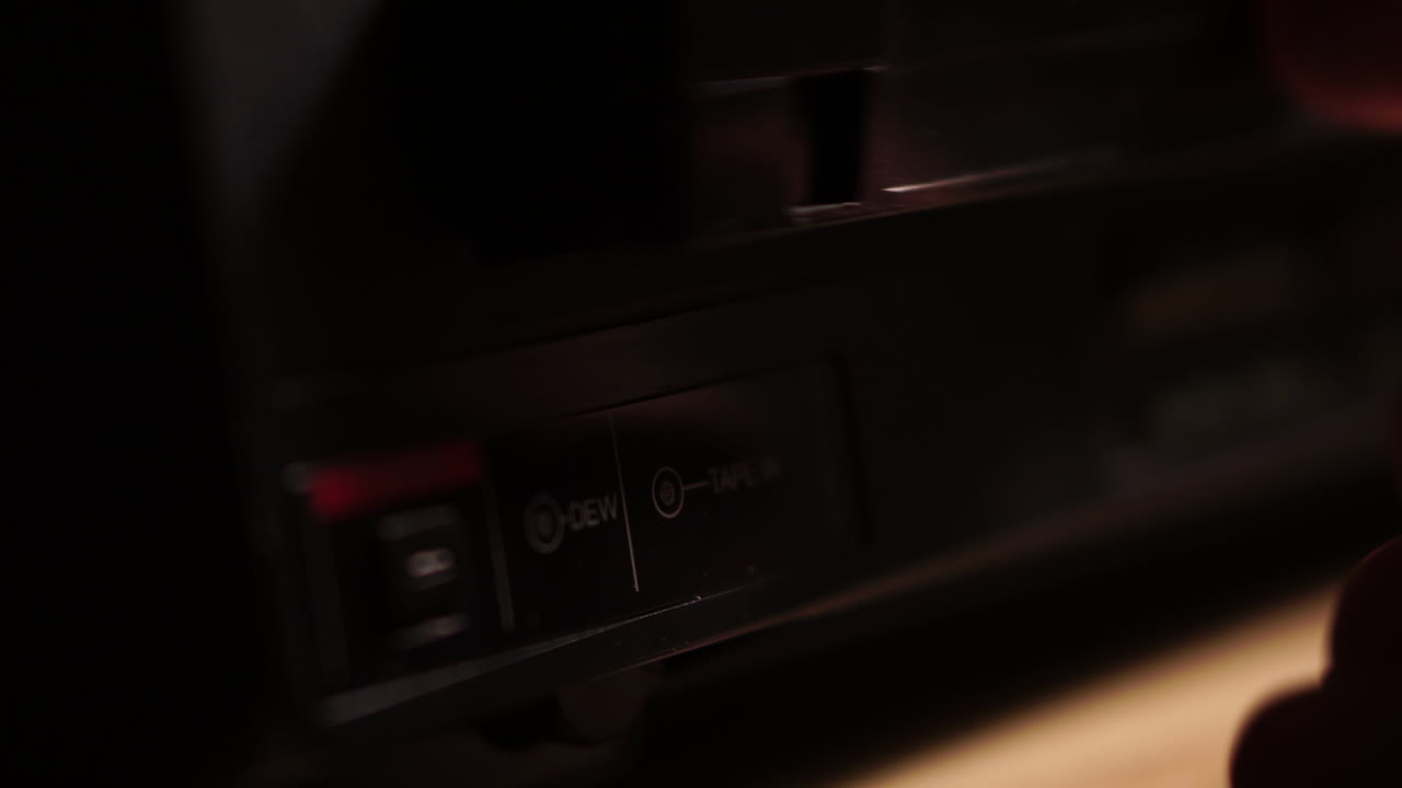 vhs 비디오 카세트 테이프가 입되면 vcr에 신호등이 켜집니다.