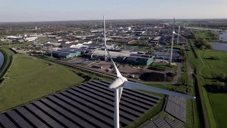 Turbinas-Eólicas-De-Energía-Limpia,-Centro-Industrial-De-Paneles-Solares-En-El-Paisaje-Holandés-Con-Instalación-De-Tratamiento-De-Agua-En-El-Valle-Del-Río-Ijssel