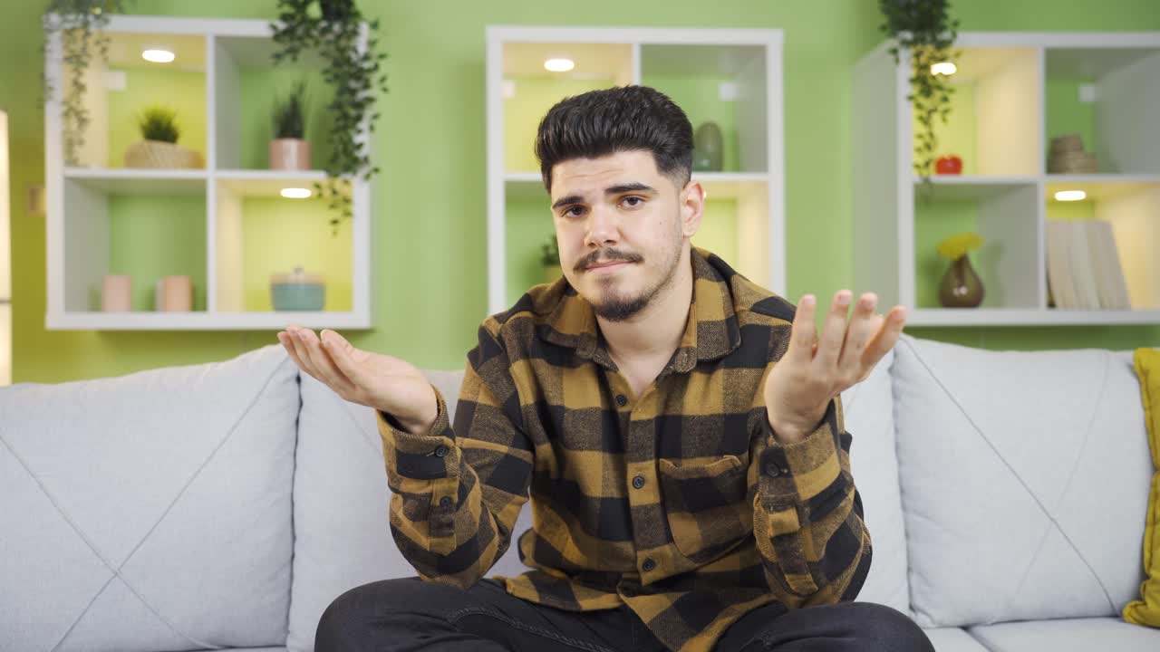 un joven solitario y aburrido.