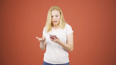 The-phone-of-the-woman-talking-on-the-phone-runs-out-of-charge.