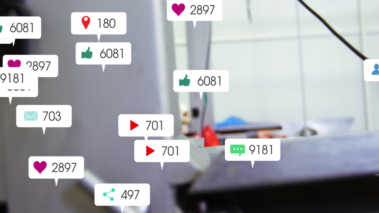 인간의 장기를 들고 있는 백인 의사의 중간 부분에 여러 개의 통지 바의 애니메이션