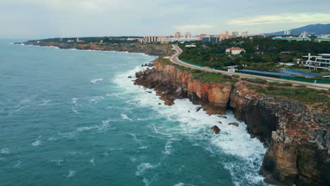 drone hermosa ciudad costera con carretera en la costa rocosa. ciudad turística