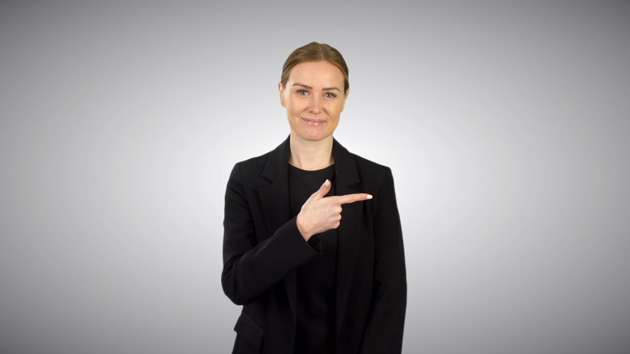 Donna d'affari in nero che indica verso sinistra con il dito