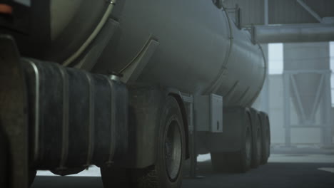 camión de combustible para el transporte de combustible a la refinería petroquímica de petróleo