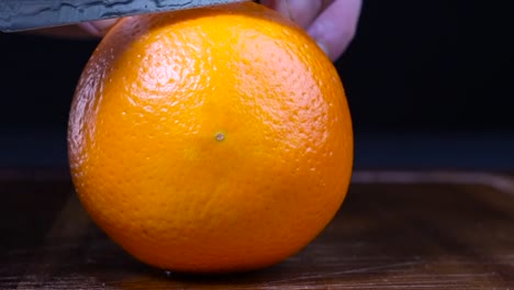 Cortar-A-Mano-Una-Naranja-Sanguina-Con-Un-Cuchillo-De-Cocina-Afilado