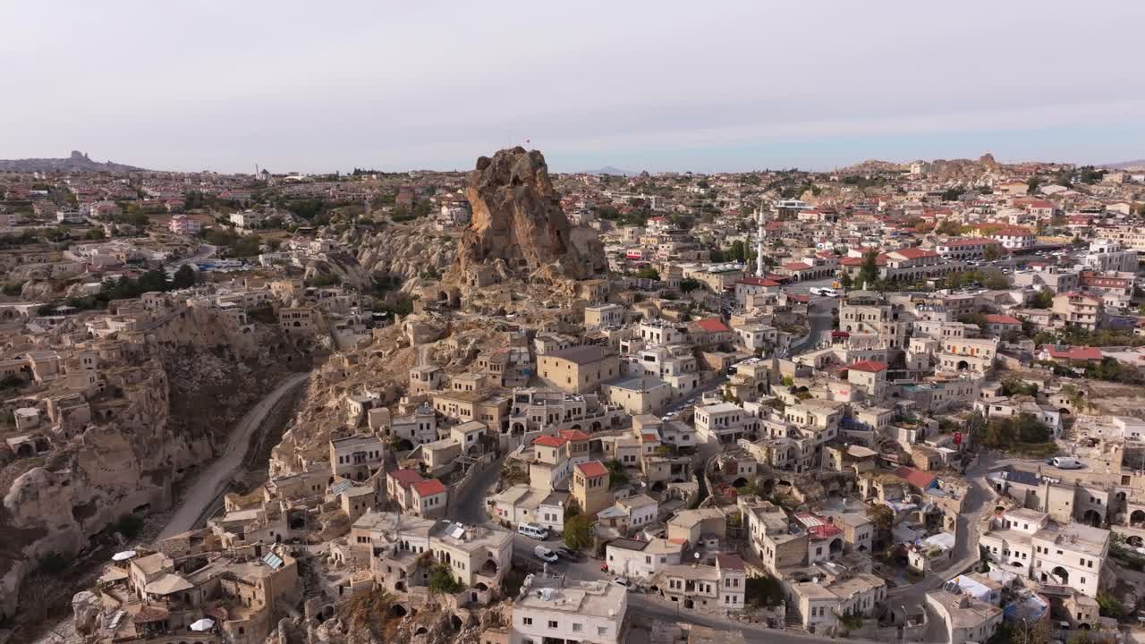 Veduta aerea del Castello di Ortahisar incorniciato da antichi edifici in pietra
