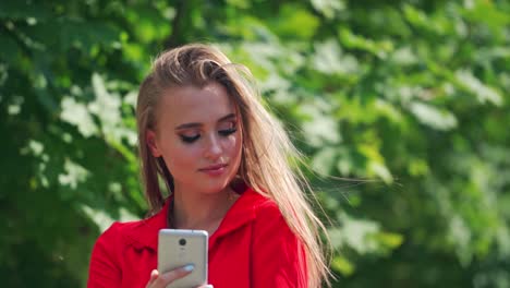 smiling woman using mobile phone. beautiful stylish woman holding mobile phone