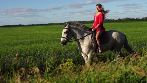 mujer montando un caballo en un campo