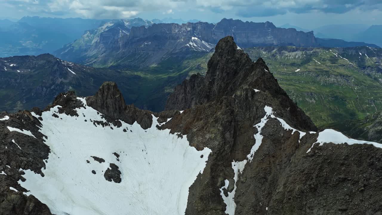 Chamonix, Francia, Vetta Innevata, Paesaggio della Valle, Veduta Aerea Cinematica.