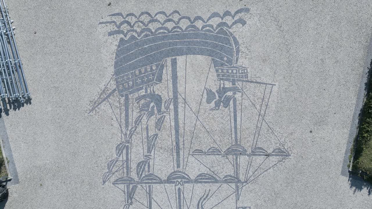 두 개의 넓은 상자 잔디 잔디 사이에서 항해 보트의 예술 작품으로 장식 된 보드