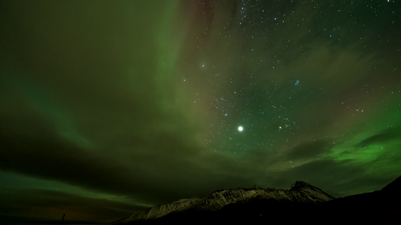 paisaje nublado con luces del norte en el cielo estrellado de la noche.