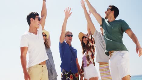 Amigos-Formando-Pila-De-Mano-En-La-Playa