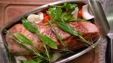 carne cocida en el horno adornada con hierbas verdes frescas