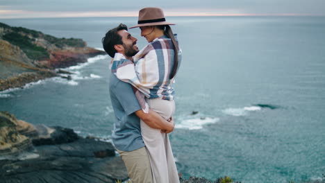 Pareja-Amorosa-Abrazando-La-Colina-De-La-Costa.-Hombre-Feliz-Girando-Mujer-Cerca-De-La-Tranquila-Vista-Al-Mar