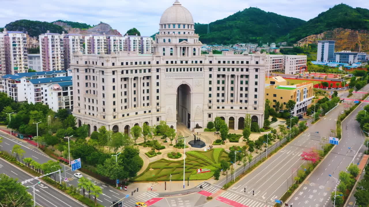 Big hotel complex in zona hotelera between lagoon and sea at twilight, featuring a spacious front porch and lush landscaped garden.