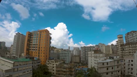 vueltas de tiempo de las nubes en un edificio