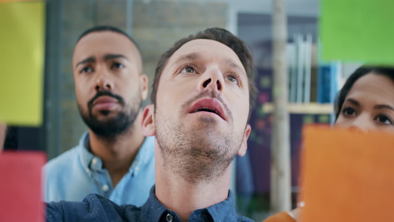 equipo de negocios creativos intercambiando ideas trabajando juntos compartiendo datos a altas horas de la noche después de las horas en una oficina de vidrio moderna