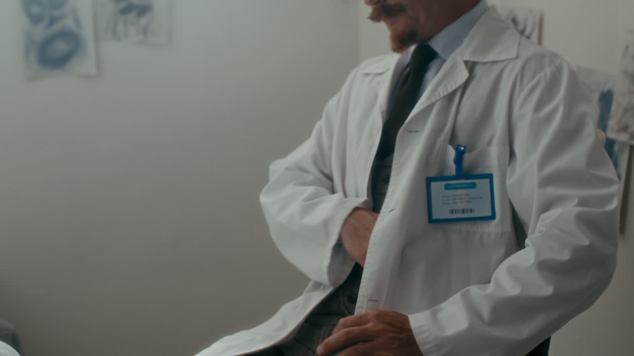 Psichiatra che controlla l'orologio da taschino durante una sessione di terapia in reparto ospedaliero