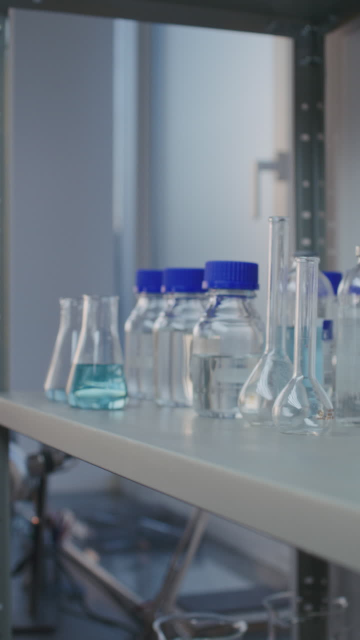 estantería de laboratorio con vidrio y botellas