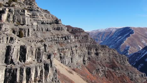 hermosa vista aérea cerca de las montañas rocosas y hermoso paisaje en las montañas del cañón de provo, utah