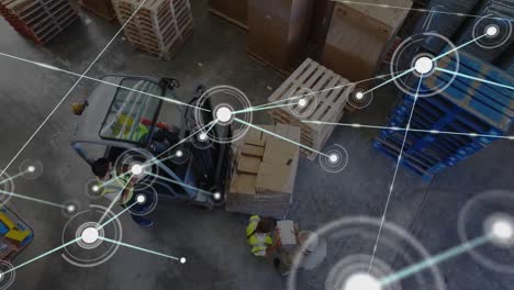 animación de puntos conectados en una vista de ángulo alto de diversos compañeros de trabajo examinando cajas en una carretilla elevadora.