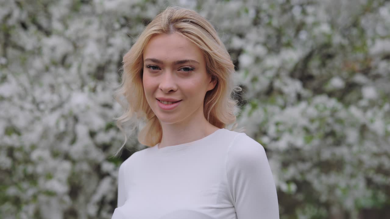 봄 꽃을 피운 여자