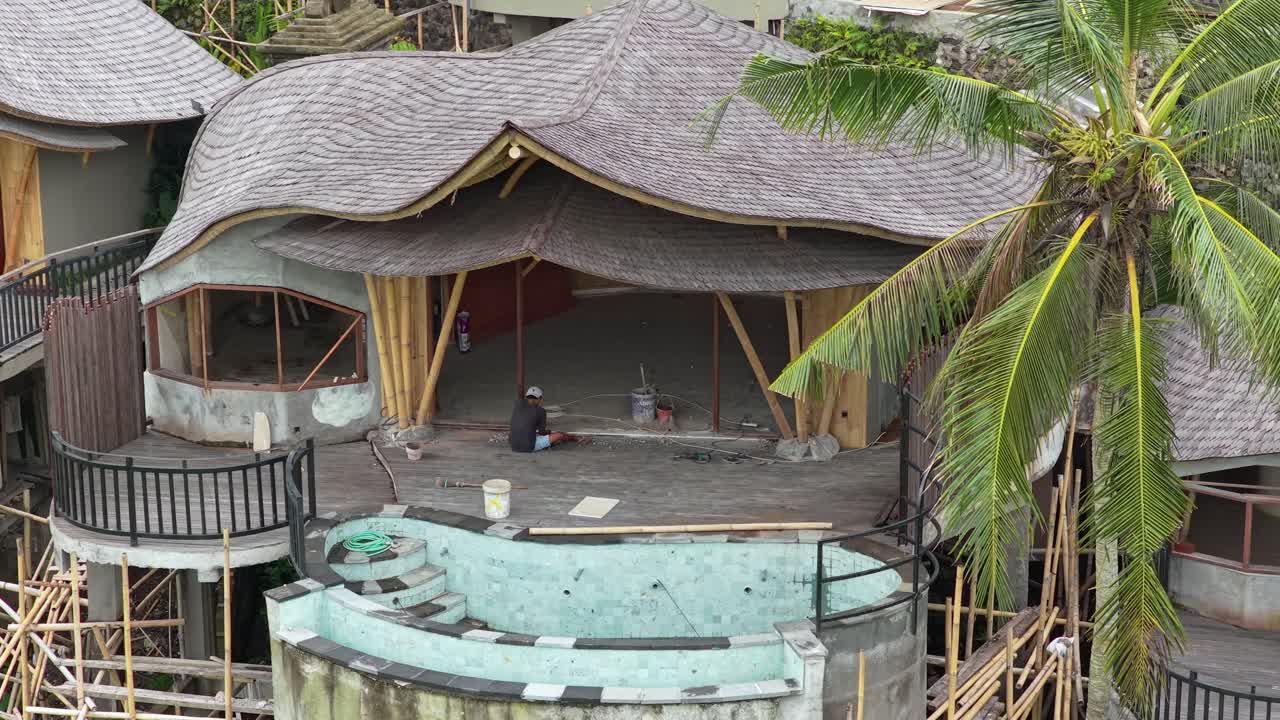 Công nhân xây dựng đang xây dựng biệt thự tre bền vững ở Bali.