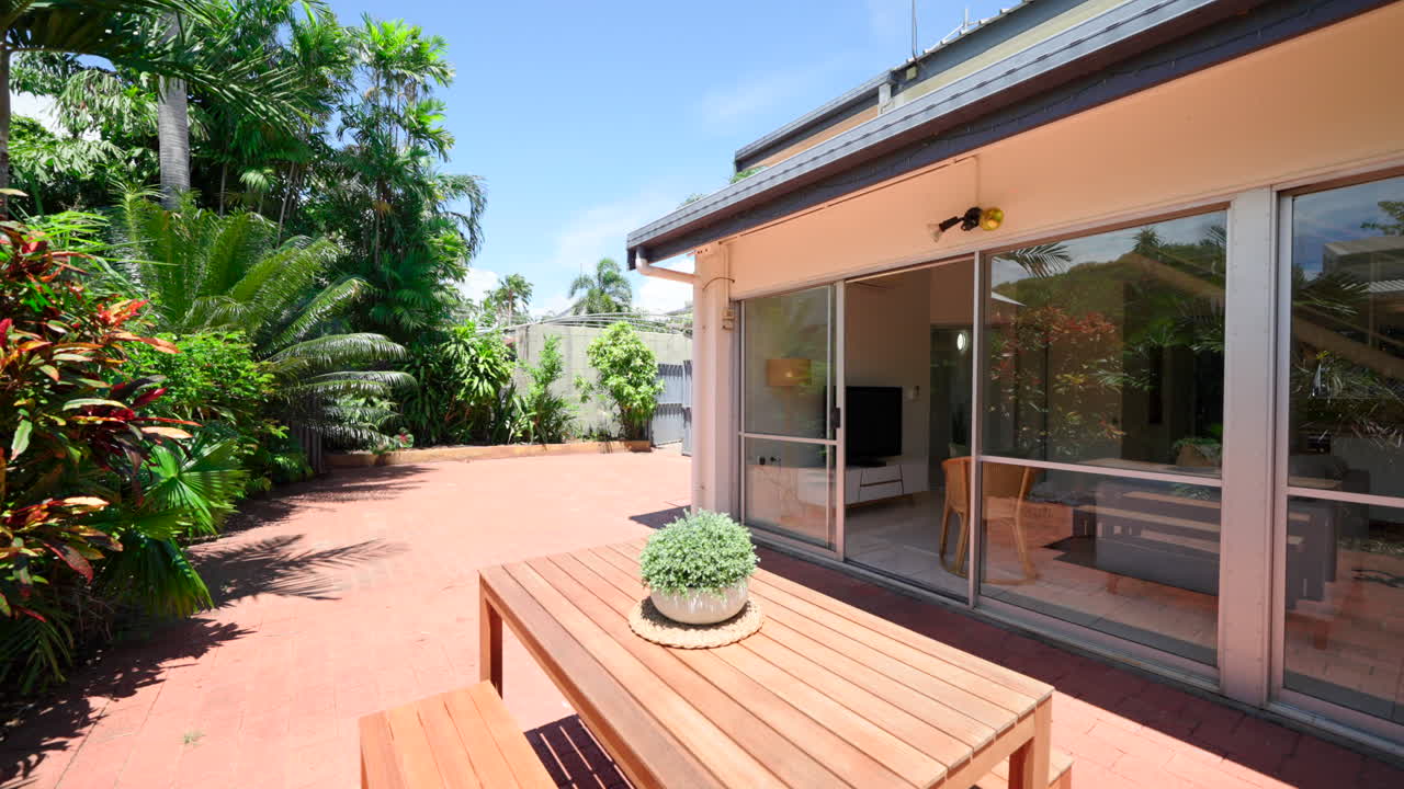 área de patio trasero de casa moderna elevada urbana con juego de mesa de picnic de madera bronceada, gran espacio de vida al aire libre, retroceso