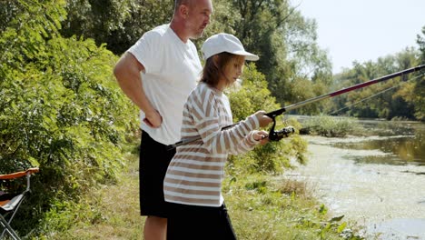 padre e hija pescando divertido