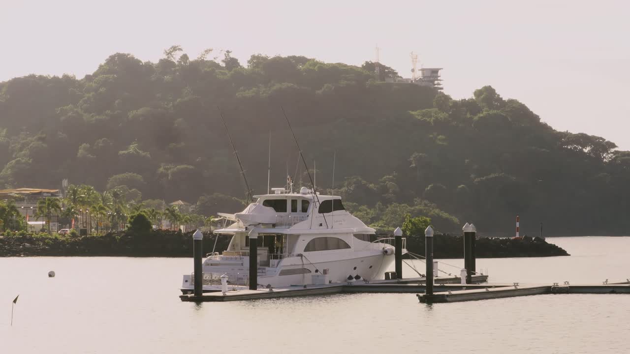 un yate atracado en el muelle de amador en ciudad de panamá, américa central